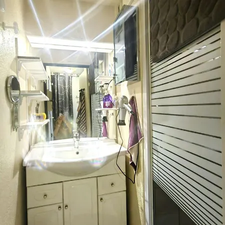 Appartement T2 Près De La Sans Parking Privé - Fr-1-607-227 *